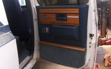 Chevy-suburban-1500-4x4-1988-white-19