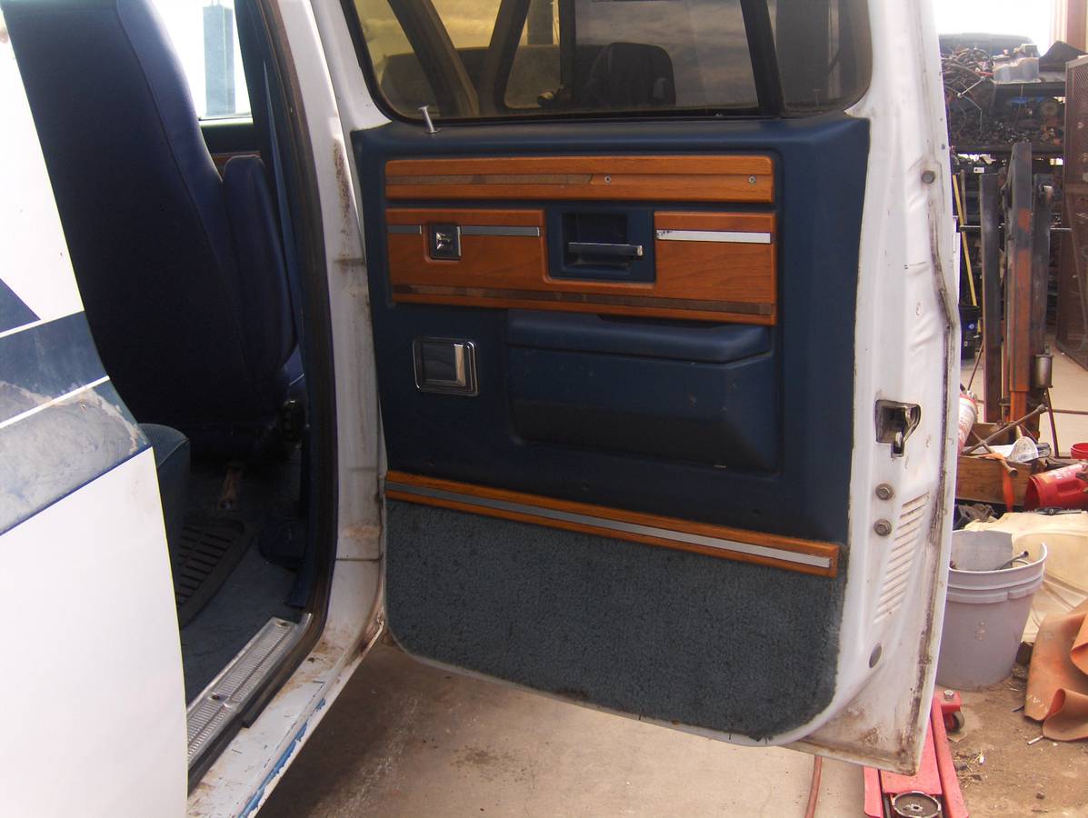 Chevy-suburban-1500-4x4-1988-white-19