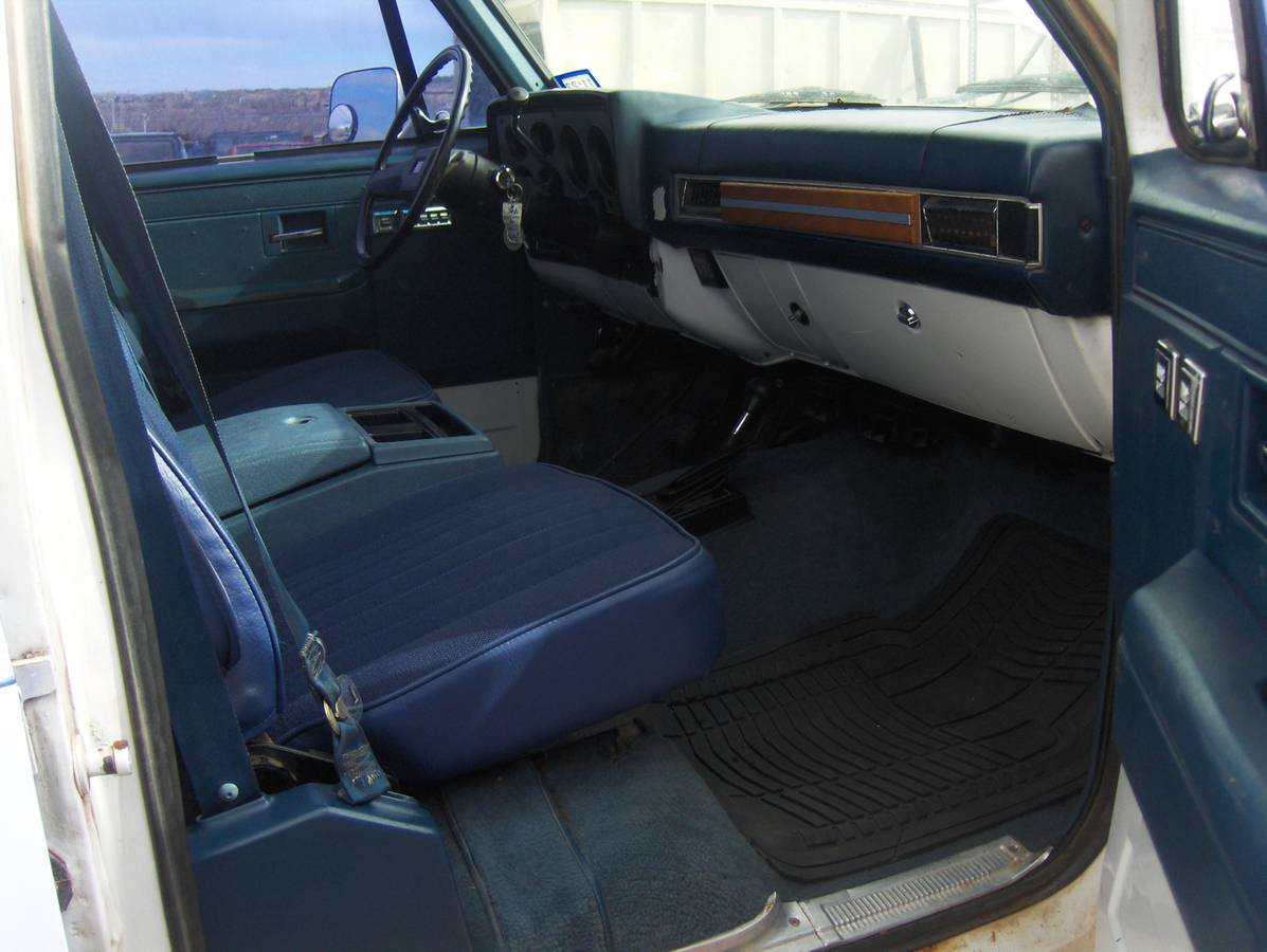 Chevy-suburban-1500-4x4-1988-white-20