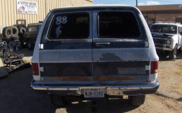 Chevy-suburban-1500-4x4-1988-white-5