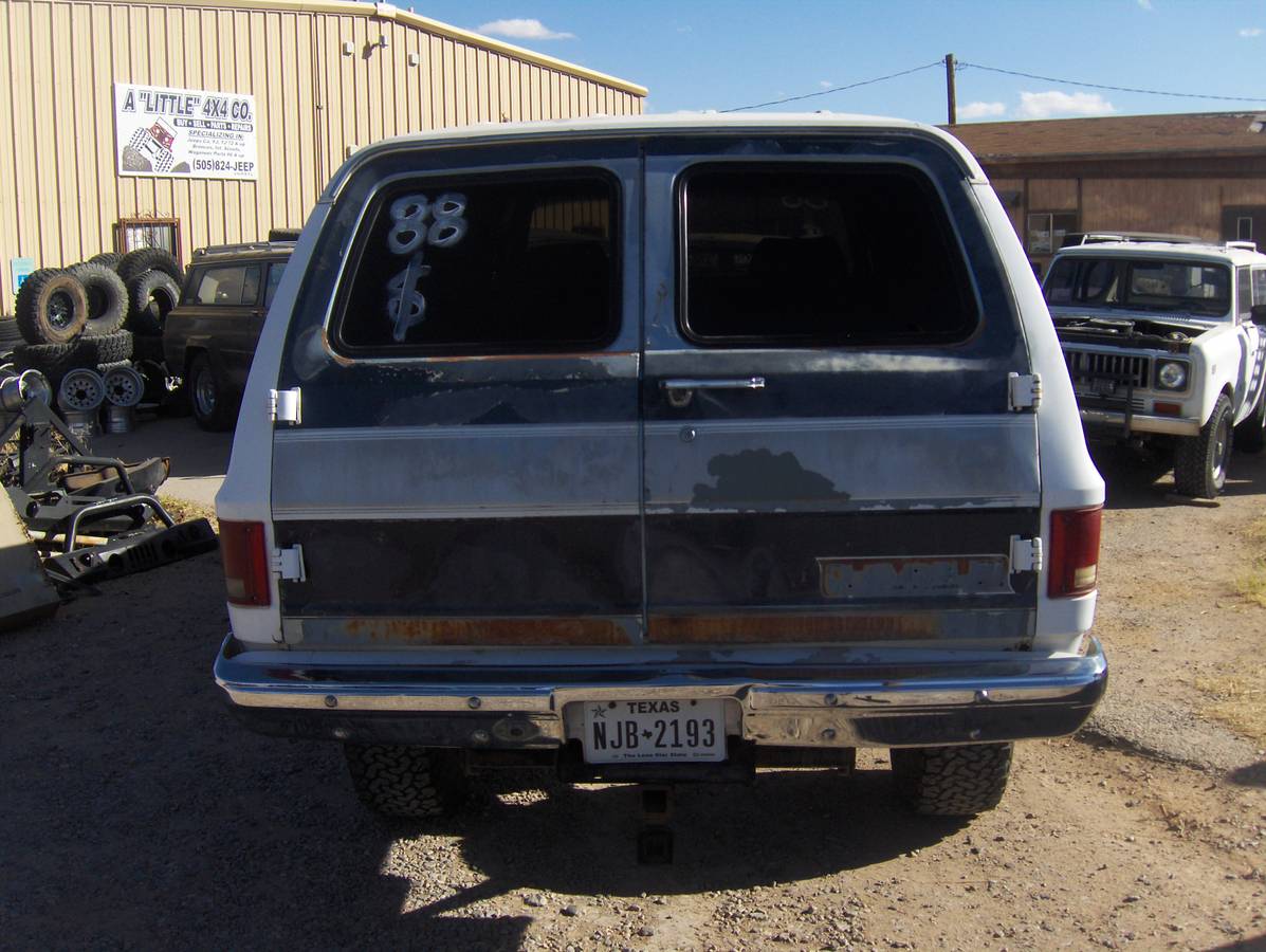 Chevy-suburban-1500-4x4-1988-white-5