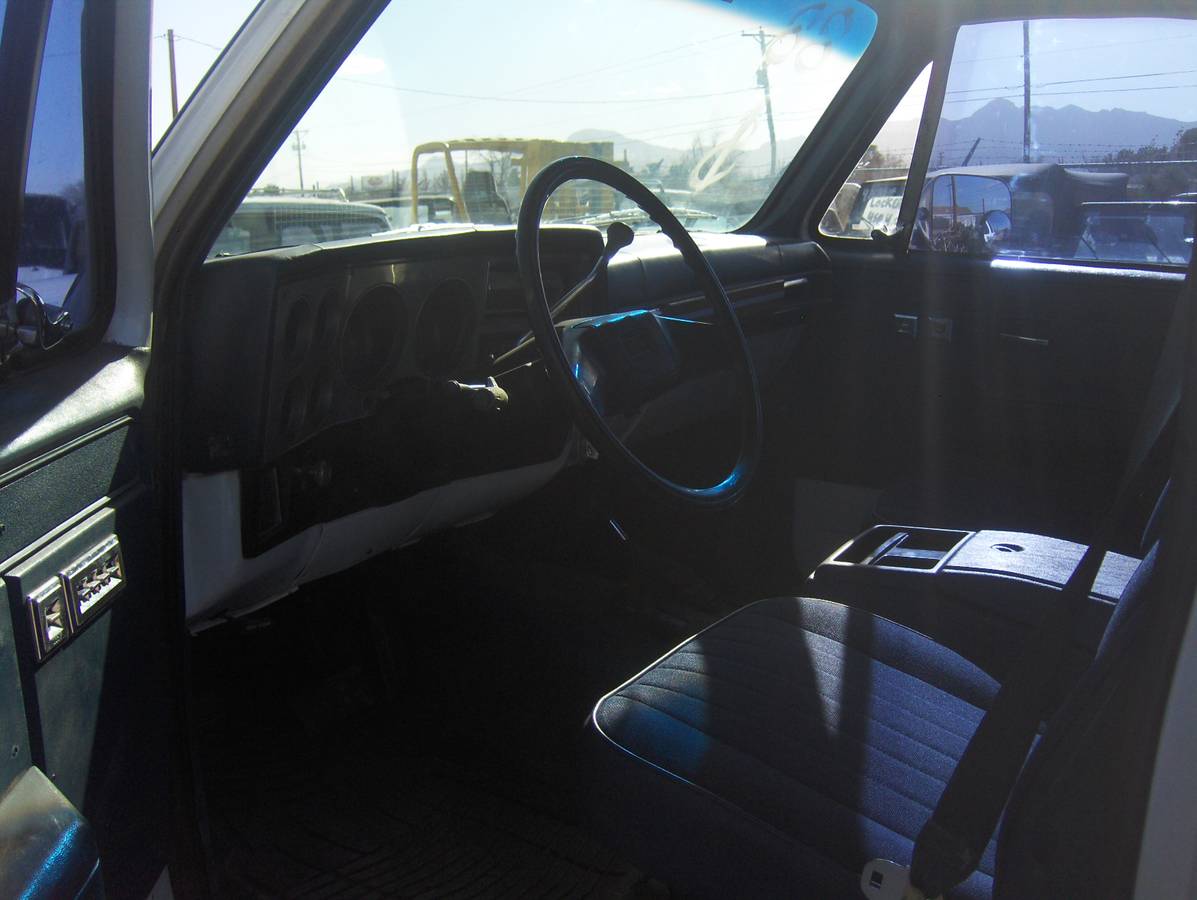Chevy-suburban-1500-4x4-1988-white-9