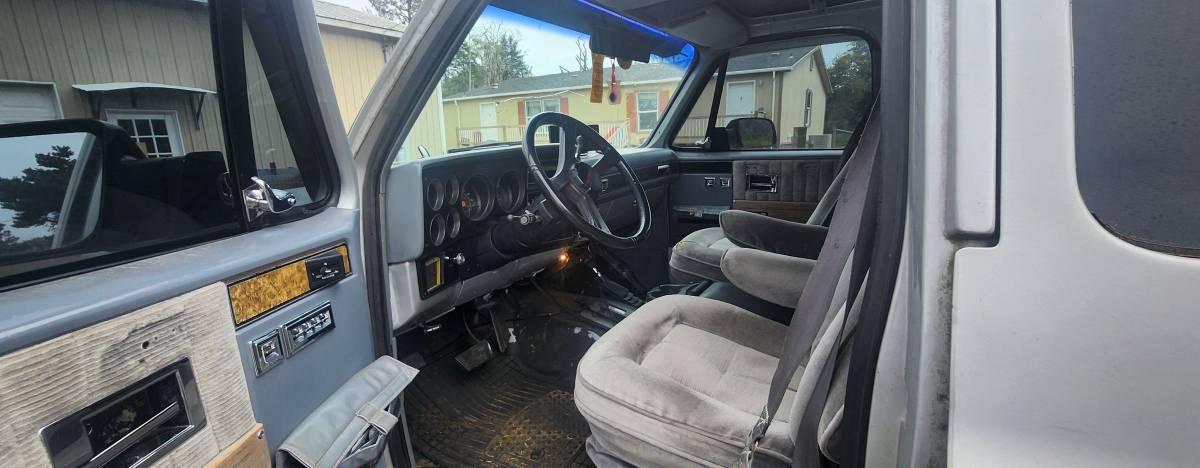 Chevy-suburban-1500-4x4-1990-grey-4