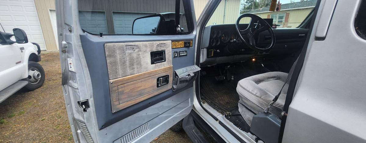 Chevy-suburban-1500-4x4-1990-grey-5