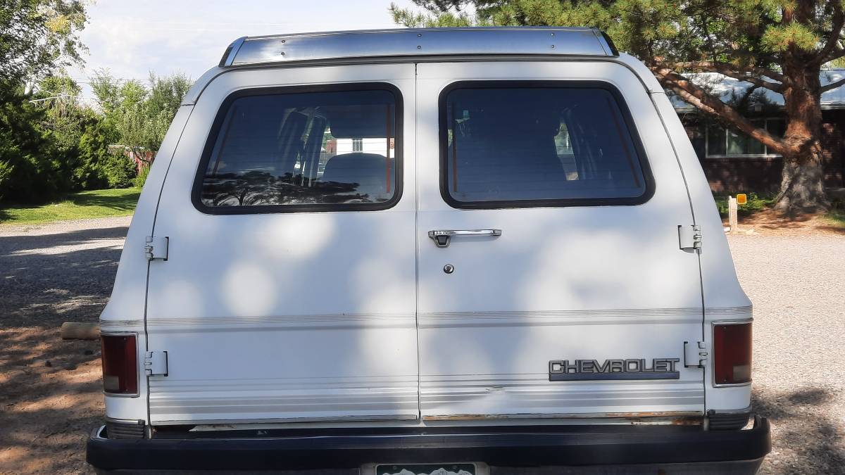 Chevy-suburban-1500-4x4-1991-white-2