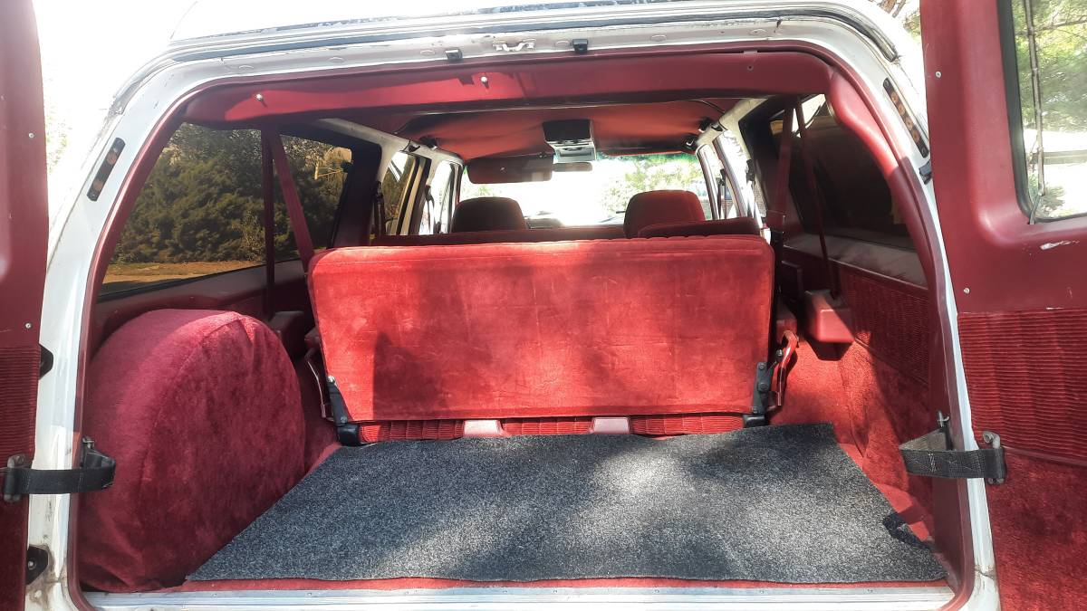 Chevy-suburban-1500-4x4-1991-white-3