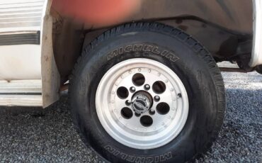 Chevy-suburban-1500-4x4-1991-white-5