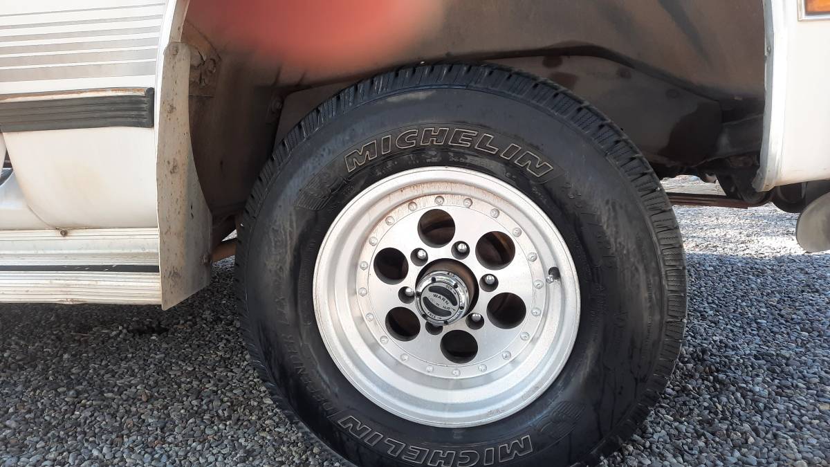 Chevy-suburban-1500-4x4-1991-white-5