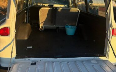 Chevy-suburban-1965-white-10