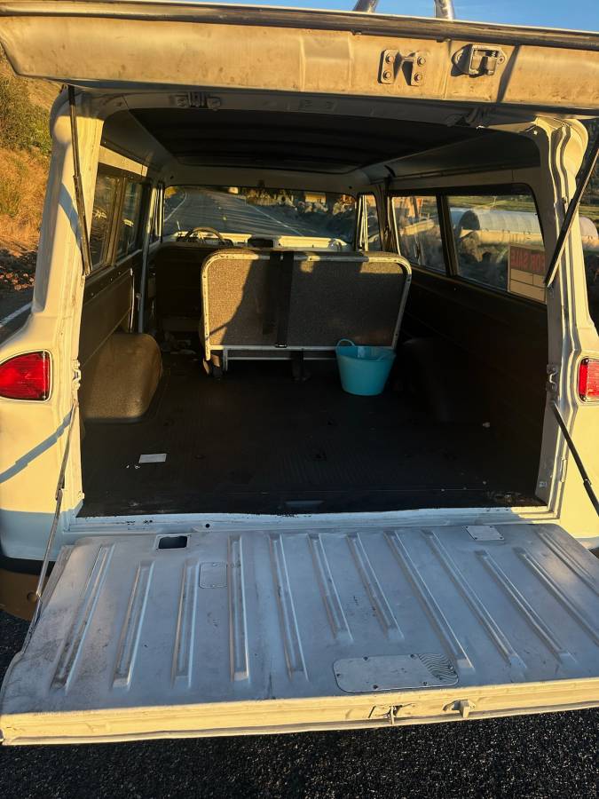 Chevy-suburban-1965-white-10