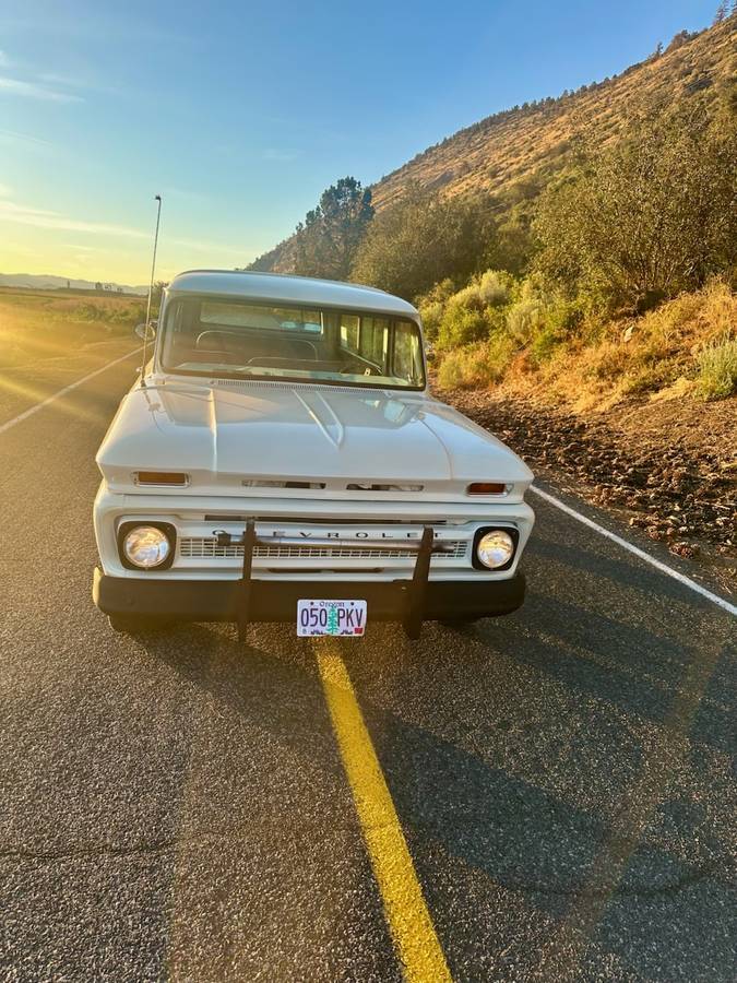 Chevy-suburban-1965-white-12