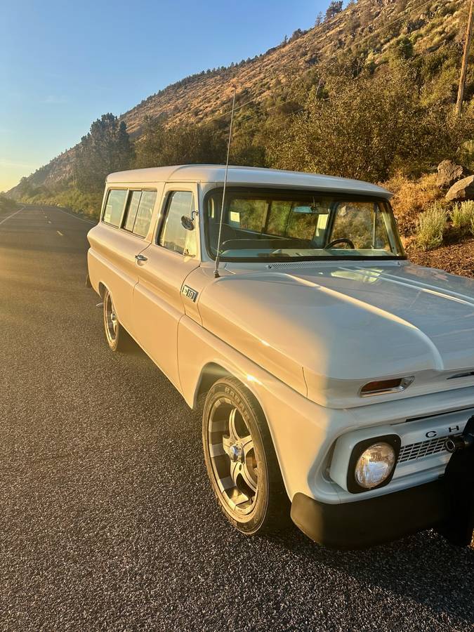 Chevy-suburban-1965-white-2
