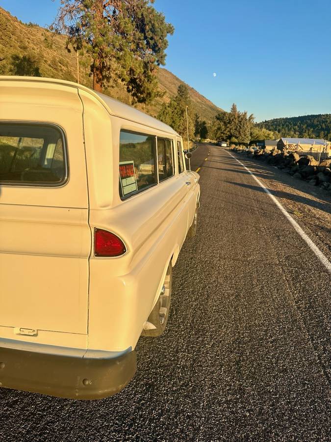 Chevy-suburban-1965-white-3