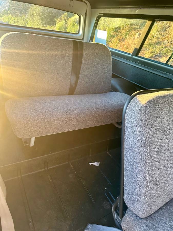 Chevy-suburban-1965-white-8