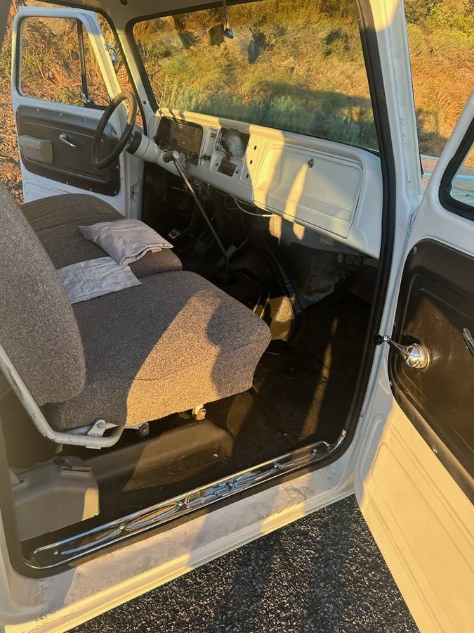 Chevy-suburban-1965-white