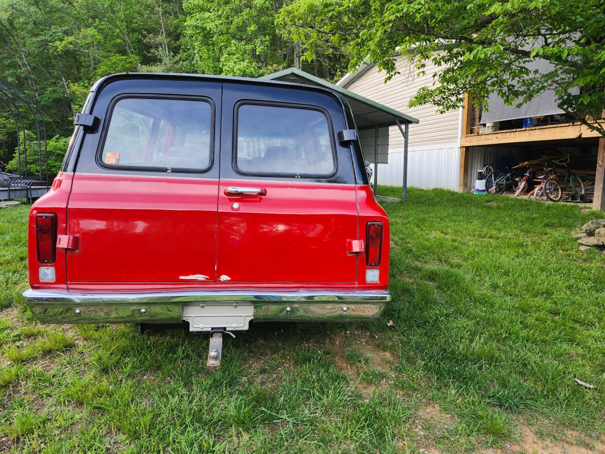 Chevy-suburban-1970-red-1