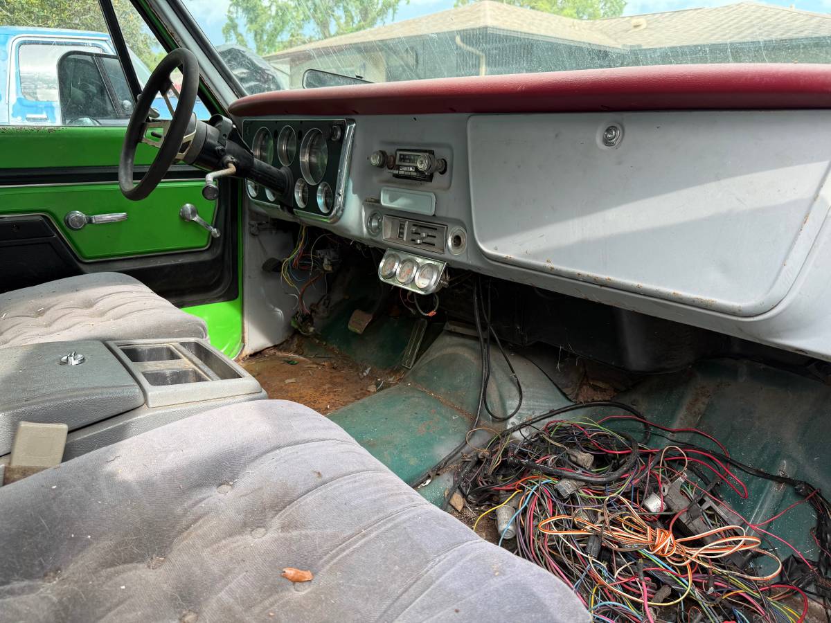 Chevy-suburban-1972-10