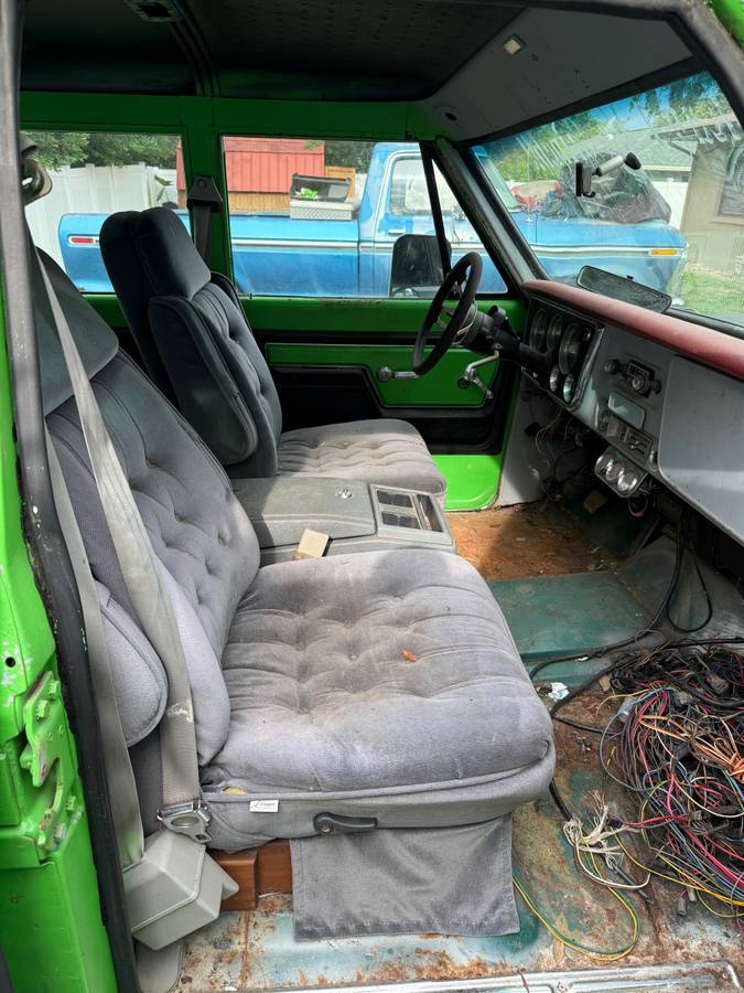 Chevy-suburban-1972-11