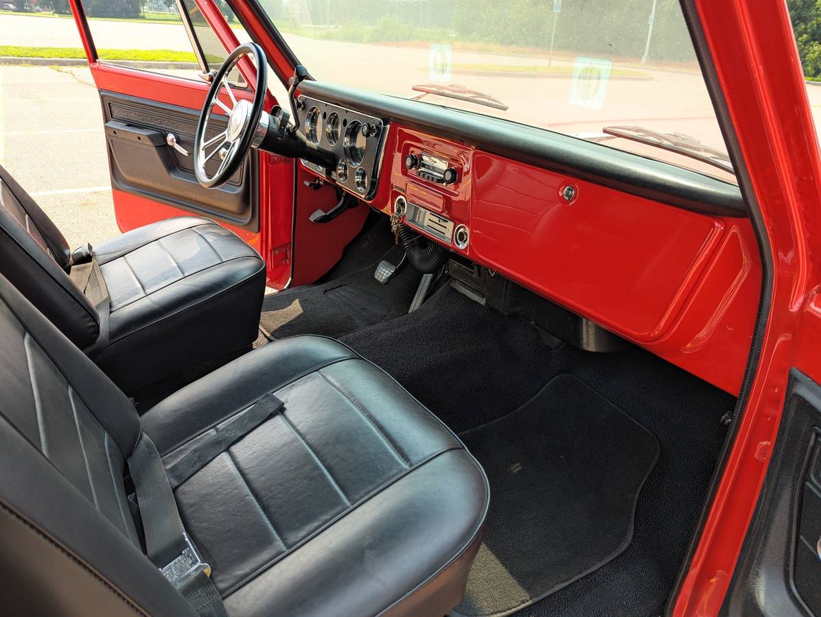 Chevy-suburban-1972-red-16