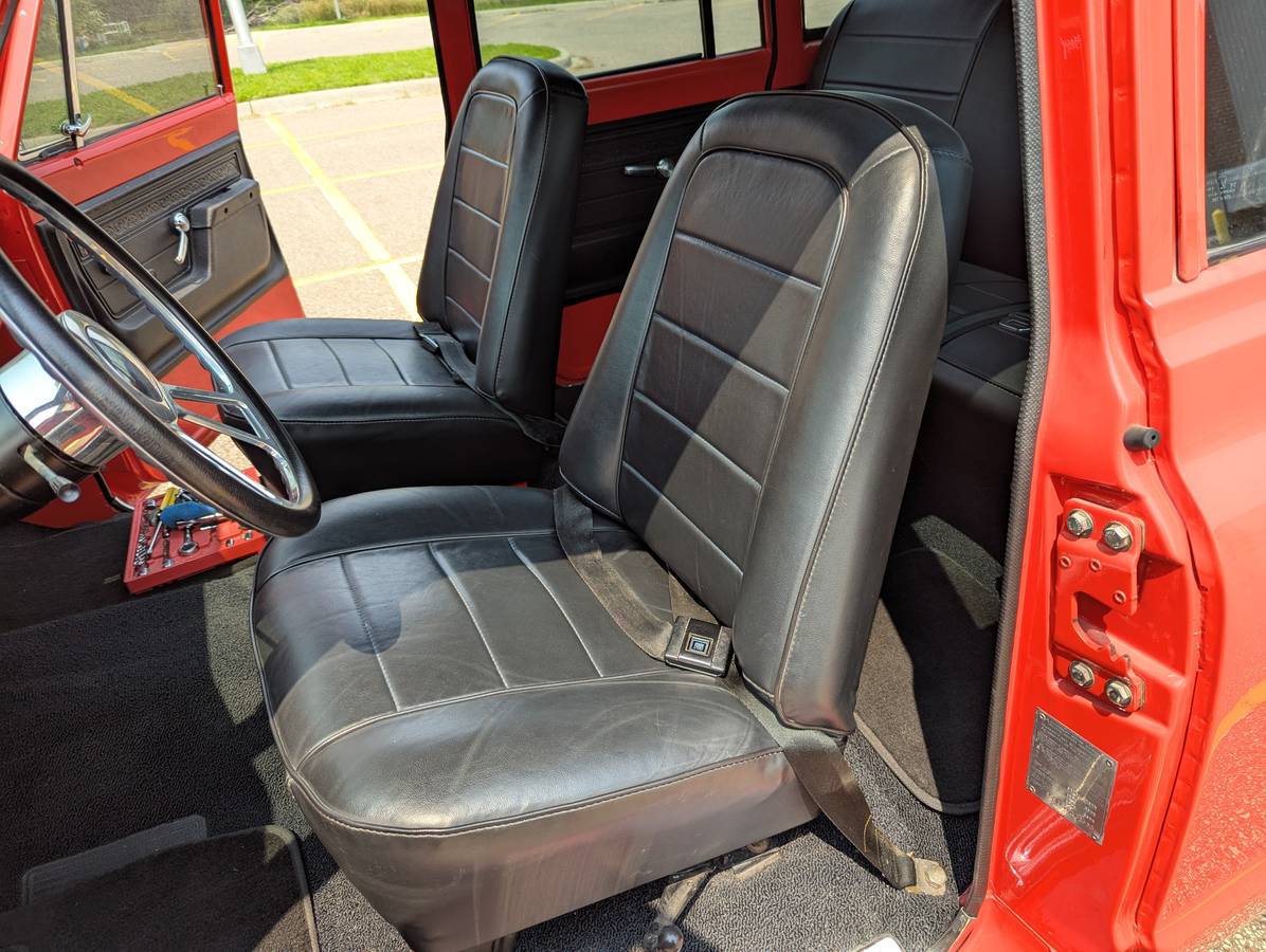 Chevy-suburban-1972-red-18