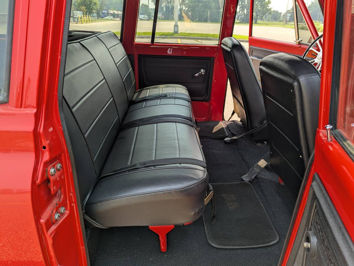 Chevy-suburban-1972-red-19