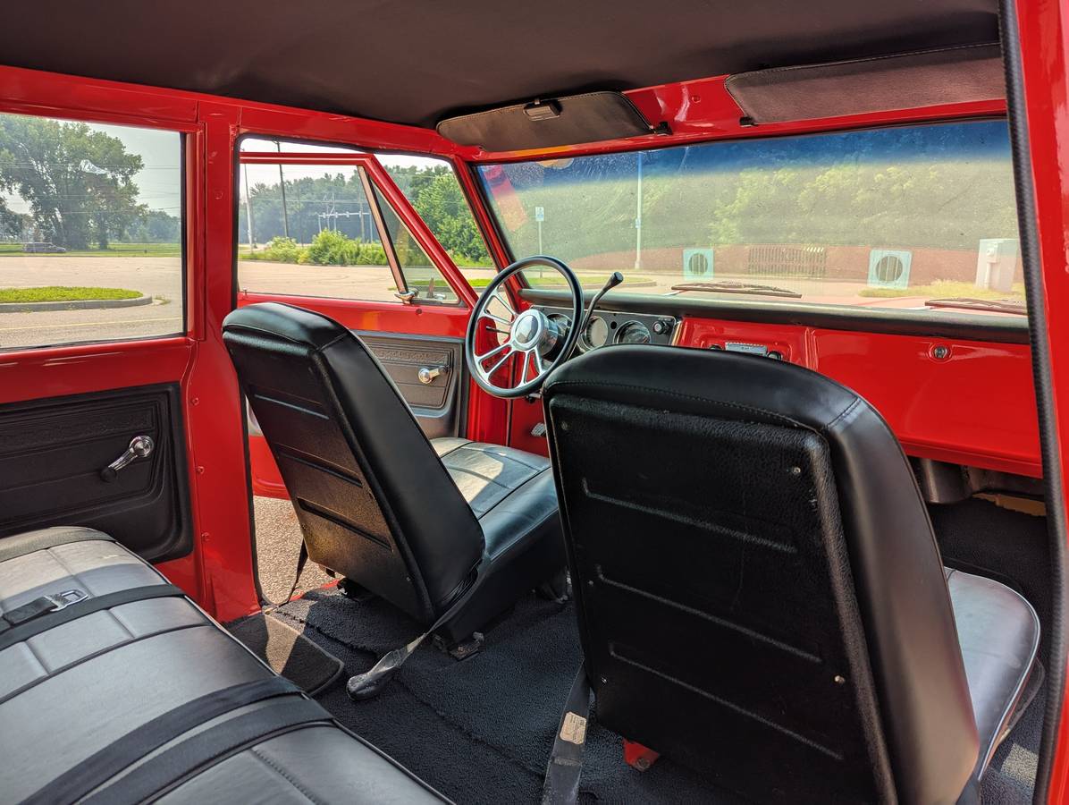 Chevy-suburban-1972-red-21