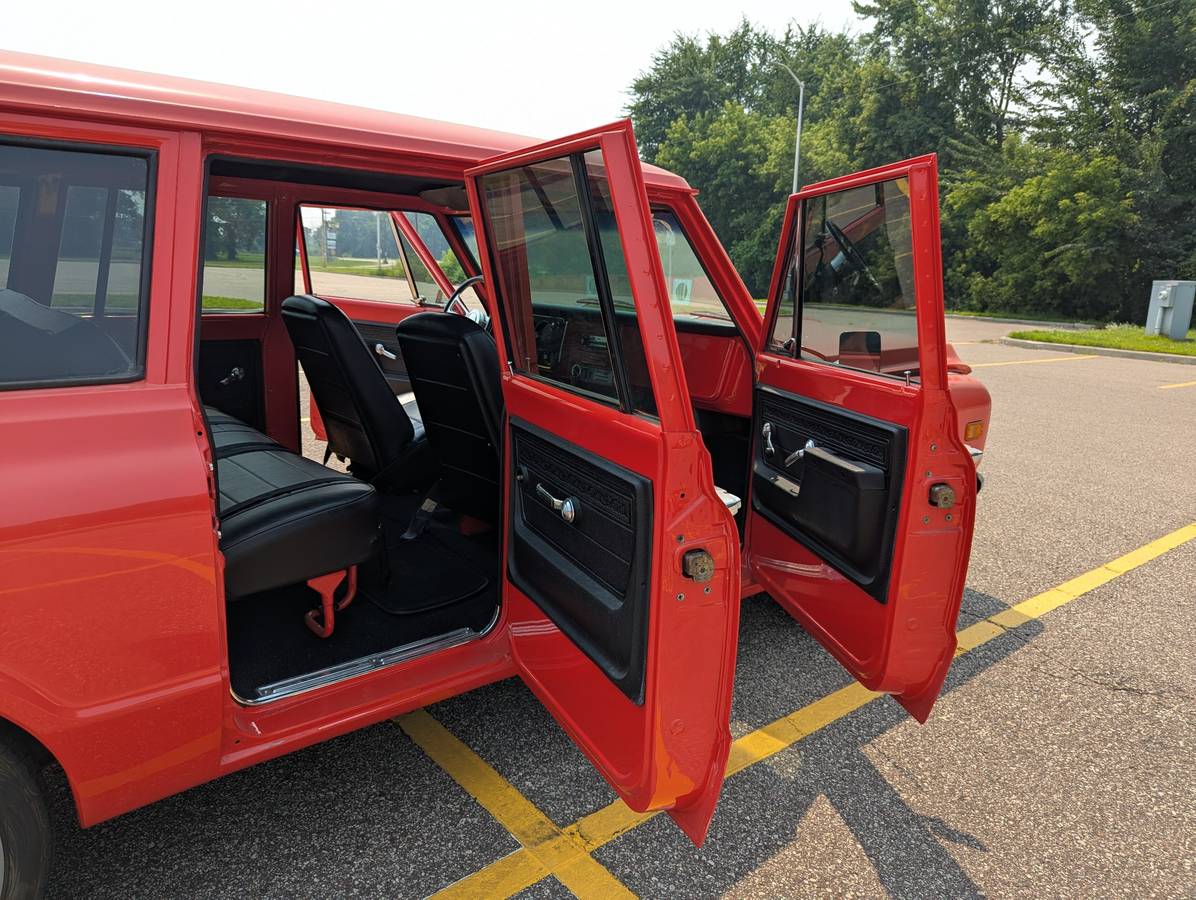 Chevy-suburban-1972-red-9