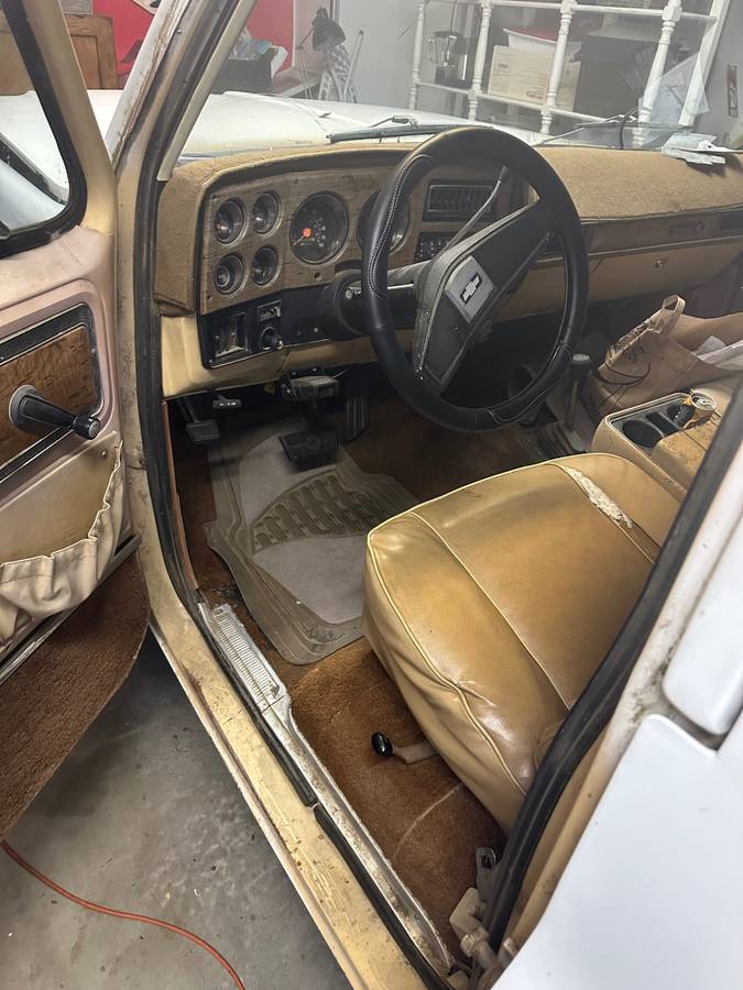 Chevy-suburban-1977-white-1