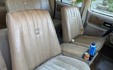 Chevy-suburban-1977-white-10