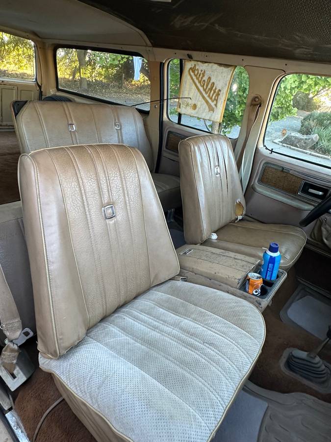 Chevy-suburban-1977-white-10