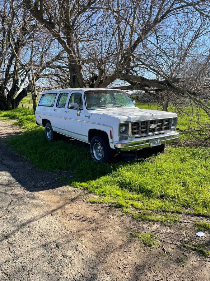 Chevy-suburban-1977-white-11