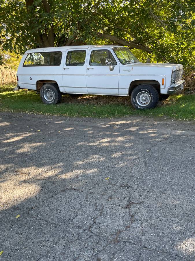 Chevy-suburban-1977-white-12