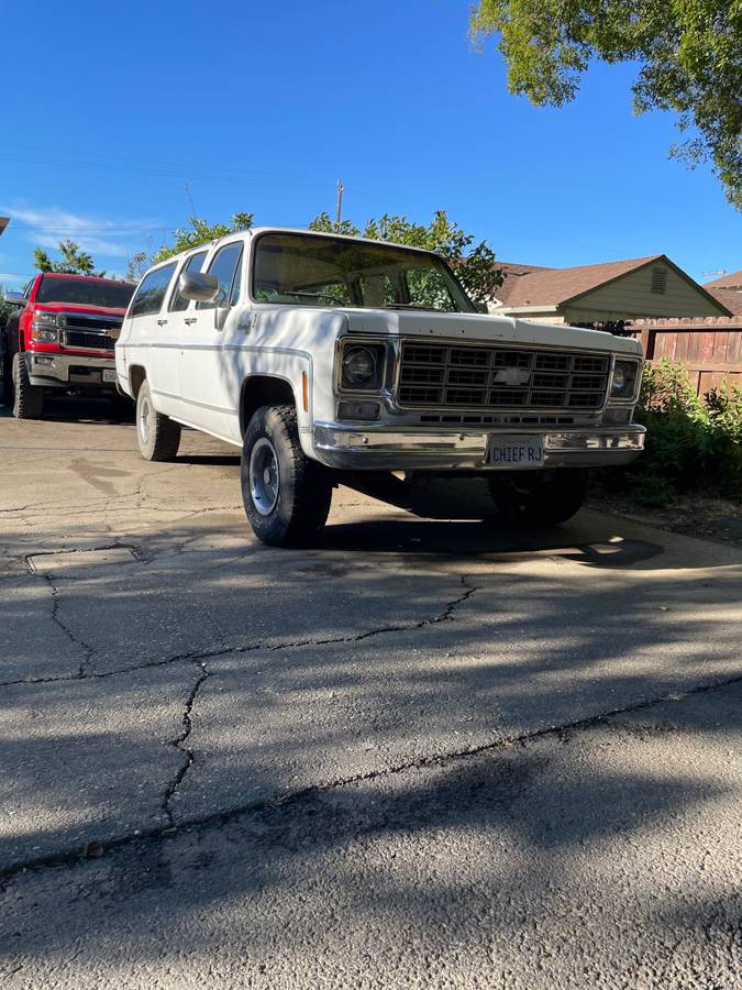 Chevy-suburban-1977-white-15