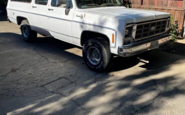 Chevy-suburban-1977-white-16