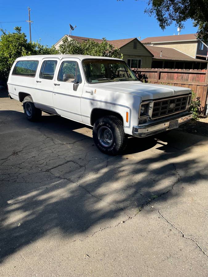 Chevy-suburban-1977-white-16