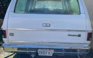 Chevy-suburban-1977-white-17