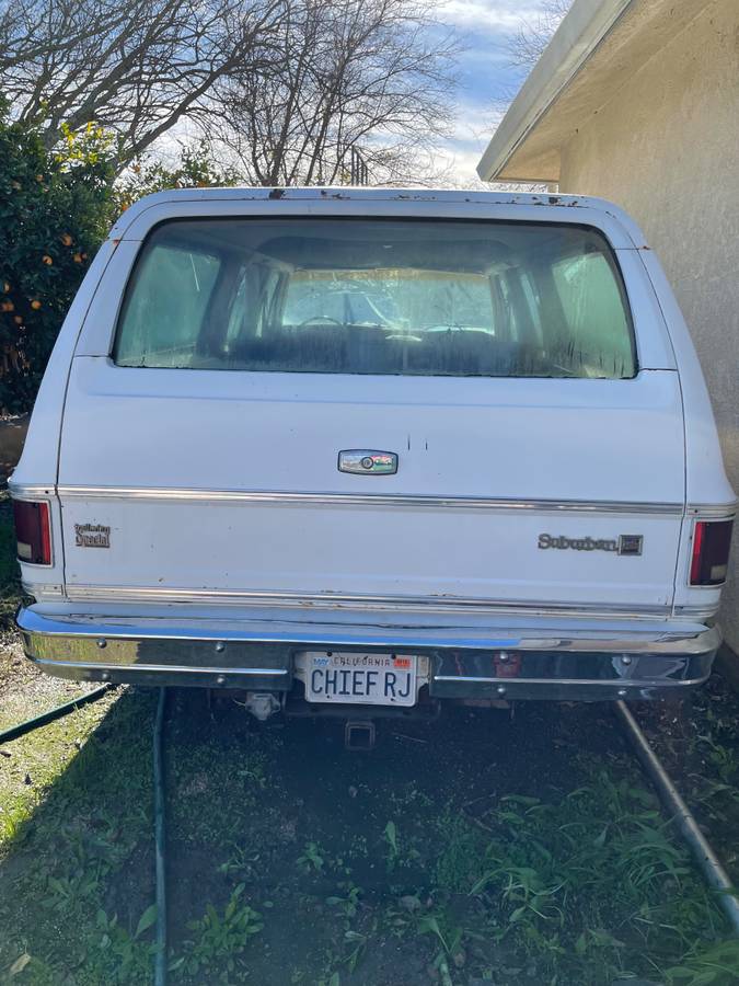 Chevy-suburban-1977-white-17
