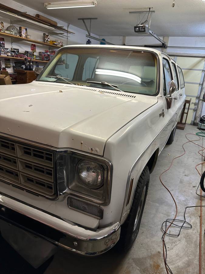 Chevy-suburban-1977-white-7
