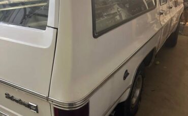 Chevy-suburban-1977-white-8
