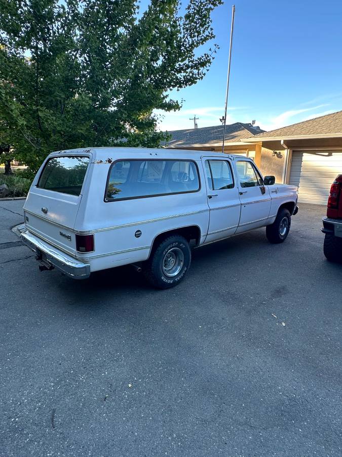 Chevy-suburban-1977-white-9