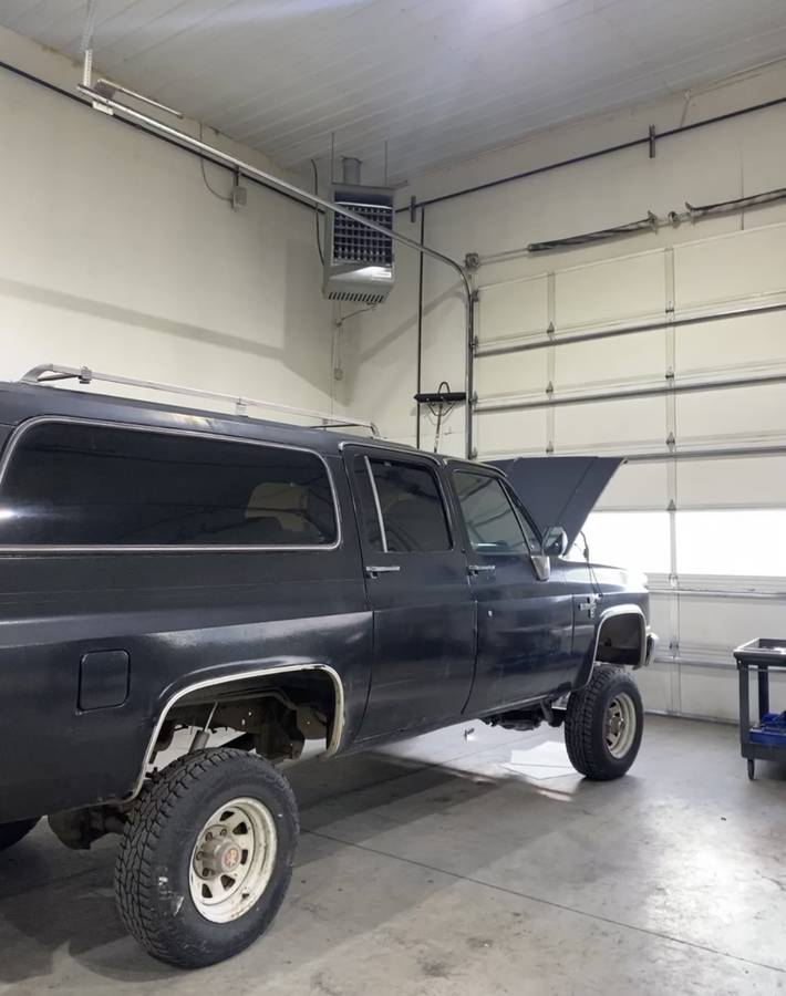 Chevy-suburban-1988-black