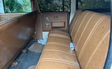 Chevy-suburban-1989-white-3