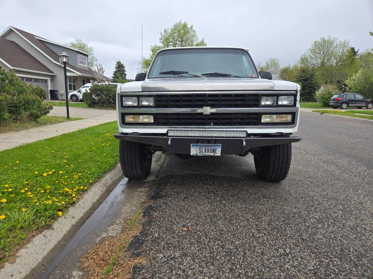 Chevy-suburban-1991-white-1