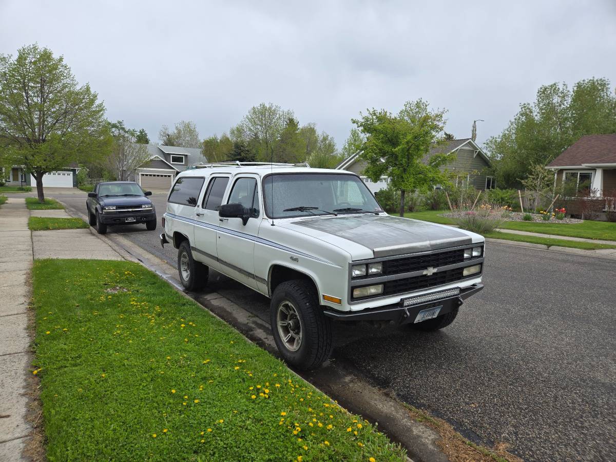 Chevy-suburban-1991-white-2