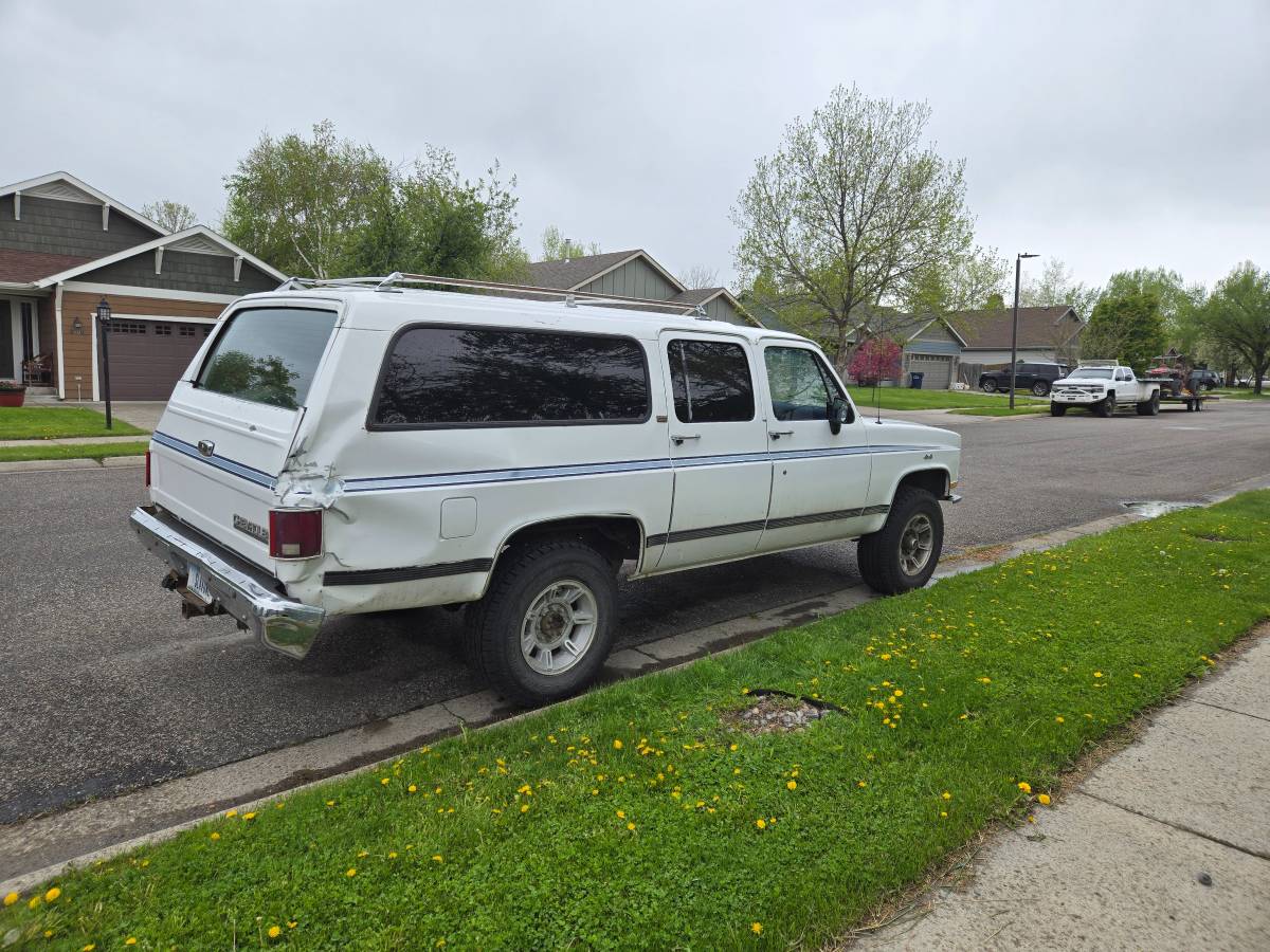 Chevy-suburban-1991-white-3