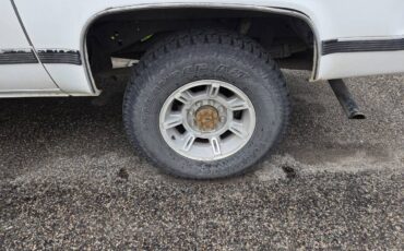 Chevy-suburban-1991-white-4