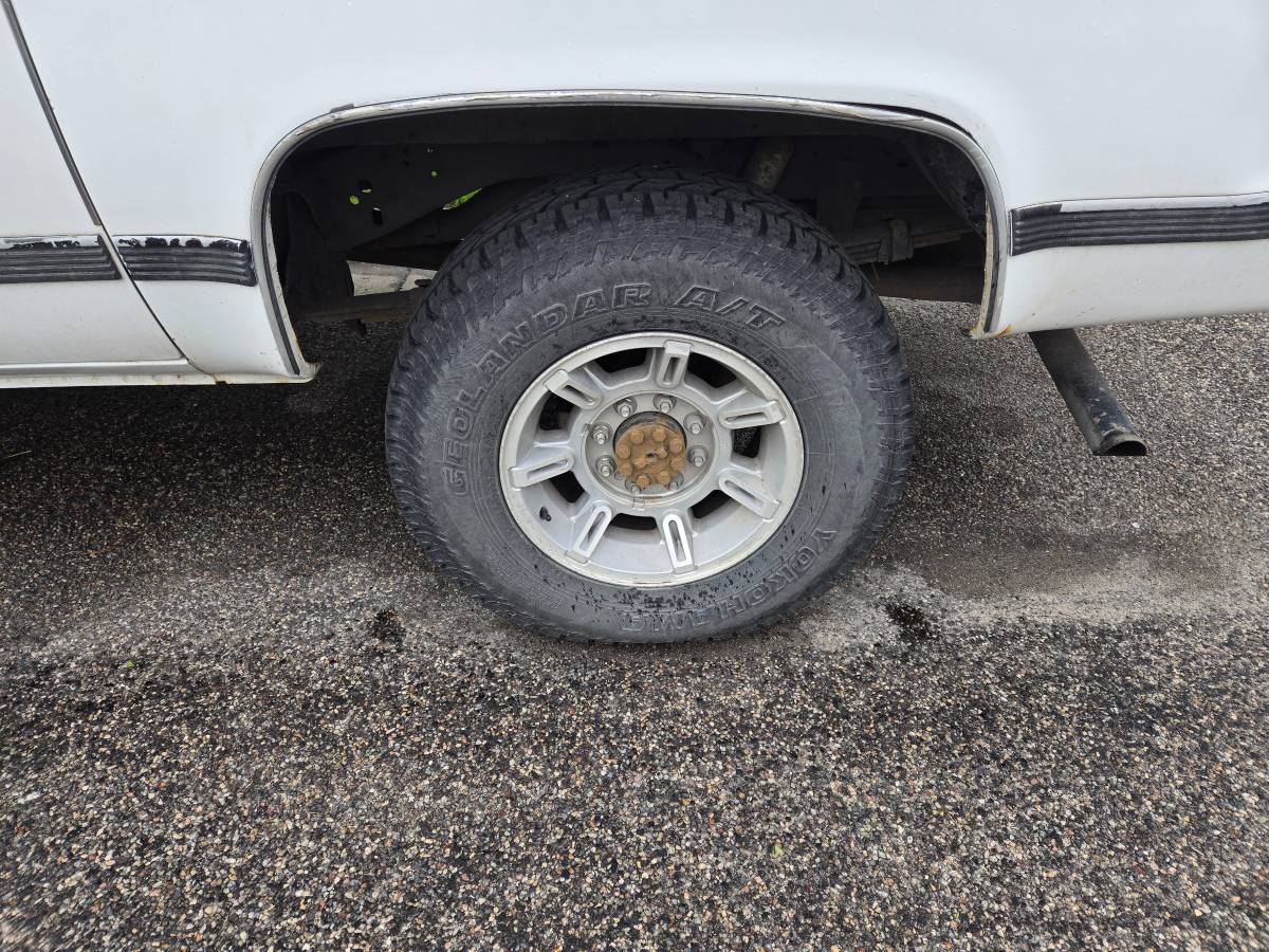 Chevy-suburban-1991-white-4
