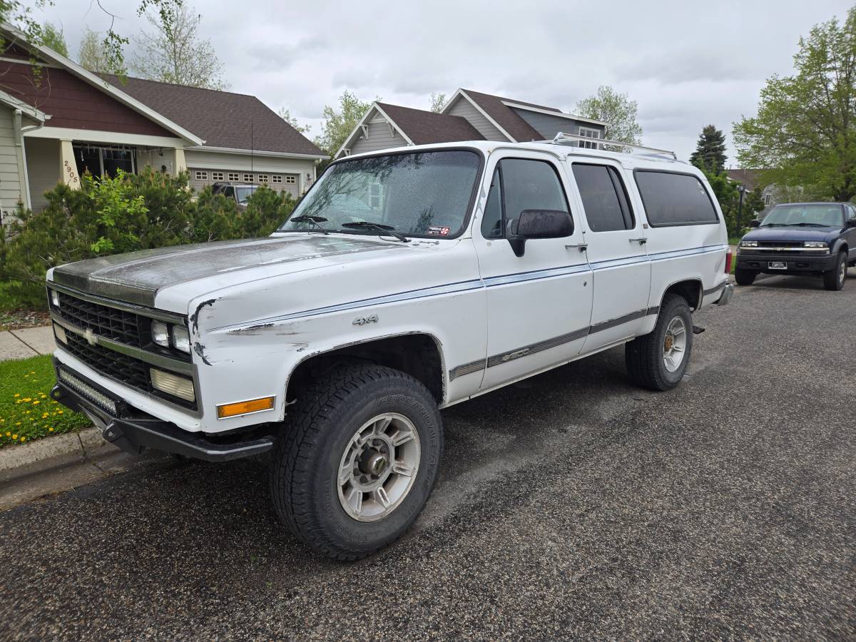 Chevy-suburban-1991-white