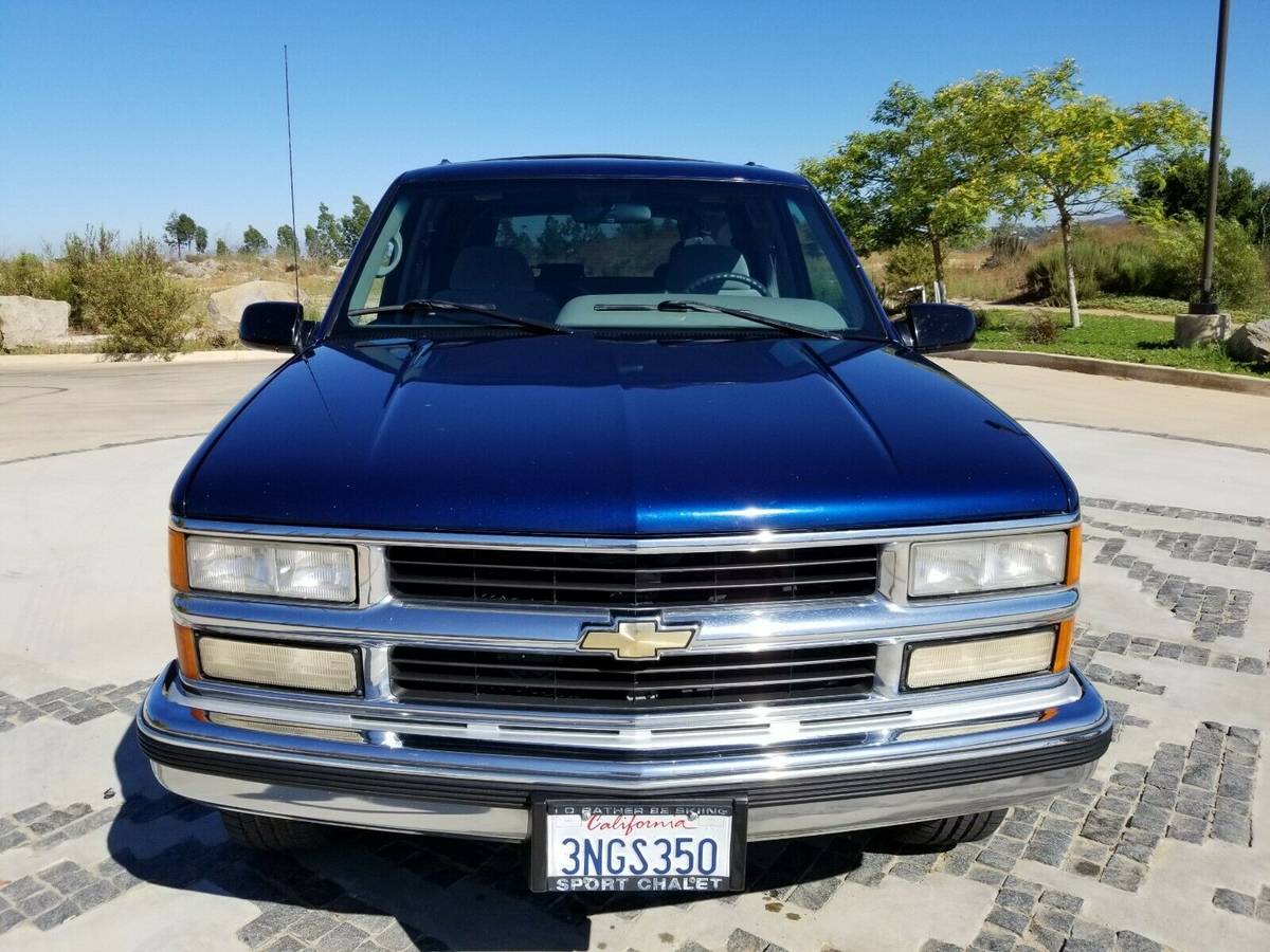 Chevy-suburban-2500-1995-blue