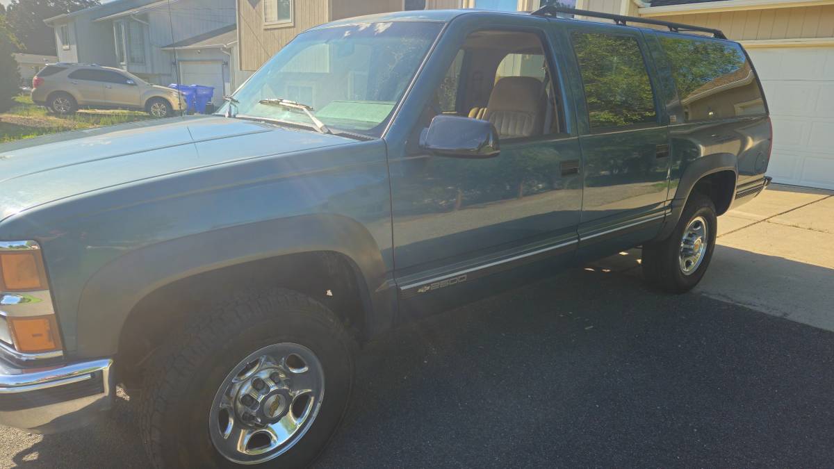 Chevy-suburban-2500-4x4-1994-green-2